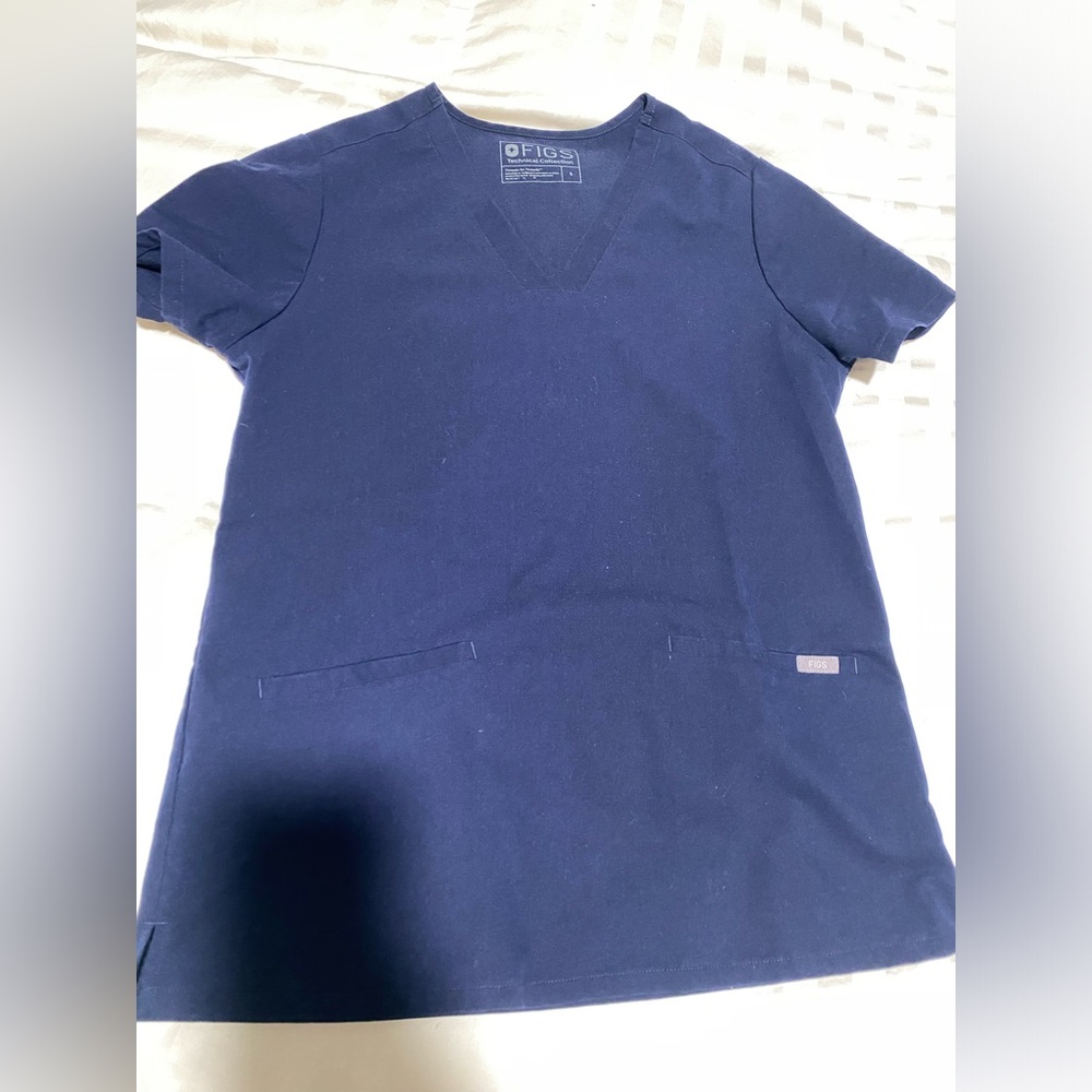 Size small figs Navy colored top. Two pockets